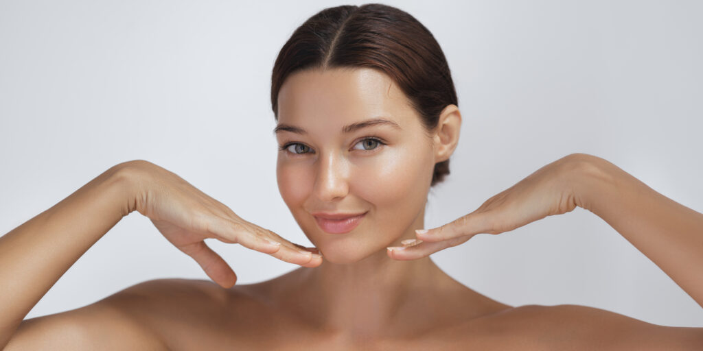 Що таке комки Біша та навіщо їх видаляти? beauty photo woman with clean healthy skin touching her face 1024x512 Що таке комки Біша та навіщо їх видаляти? beauty photo woman with clean healthy skin touching her face 1024x512